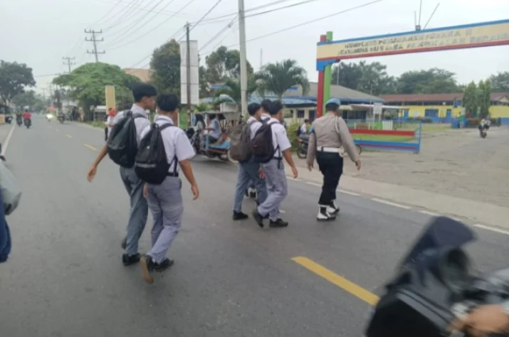 Polisi Langkat Rutin Gatur Pagi di Sai Lepan, Arus Lalu Lintas Jadi Lancar